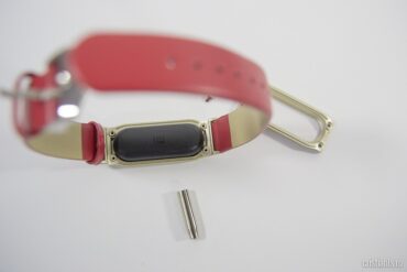 Curea rosie pentru bratara Xiaomi Mi Bannd - tracker montat