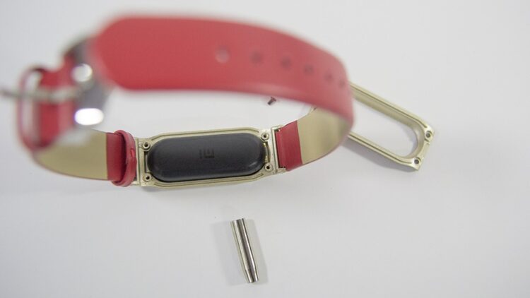 Curea rosie pentru bratara Xiaomi Mi Bannd - tracker montat