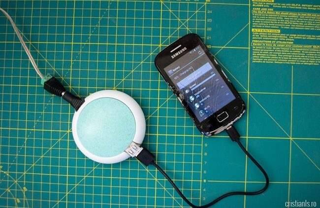 telefonul se incarca prin panourile solare