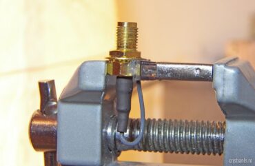 conector RP-SMA lipit pe carcasa adaptorului bluetooth lateral