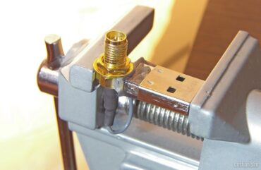 conector RP-SMA lipit pe carcasa adaptorului bluetooth sus