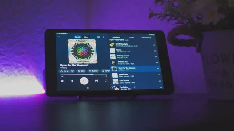 Tableta veche transformată în player multimedia