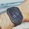 Redmi Watch 5 pe plajă - ecran luminos