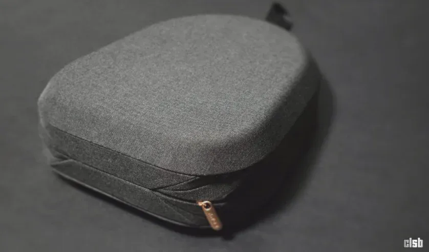 Sony WH-1000XM5: husa de transport