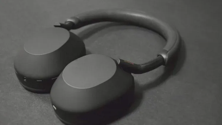 Sony WH-1000XM5: lateral