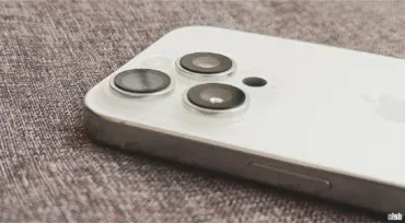 Modul foto iPhone 16 Pro din lateral