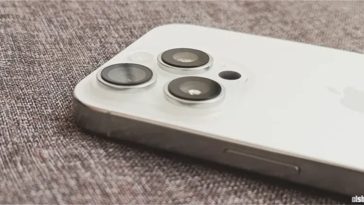 Modul foto iPhone 16 Pro din lateral