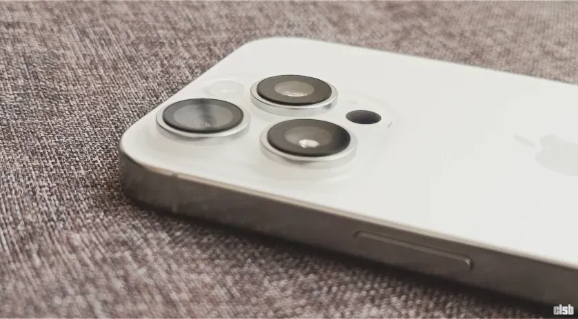 Modul foto iPhone 16 Pro din lateral
