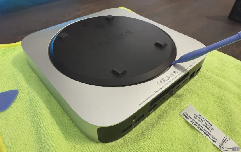 Apple Mac Mini A28162 Pro - demontare capac de plastic