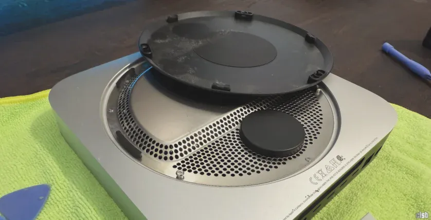 Apple Mac Mini A28162 Pro - praf pe grilajul pe care este montată antena