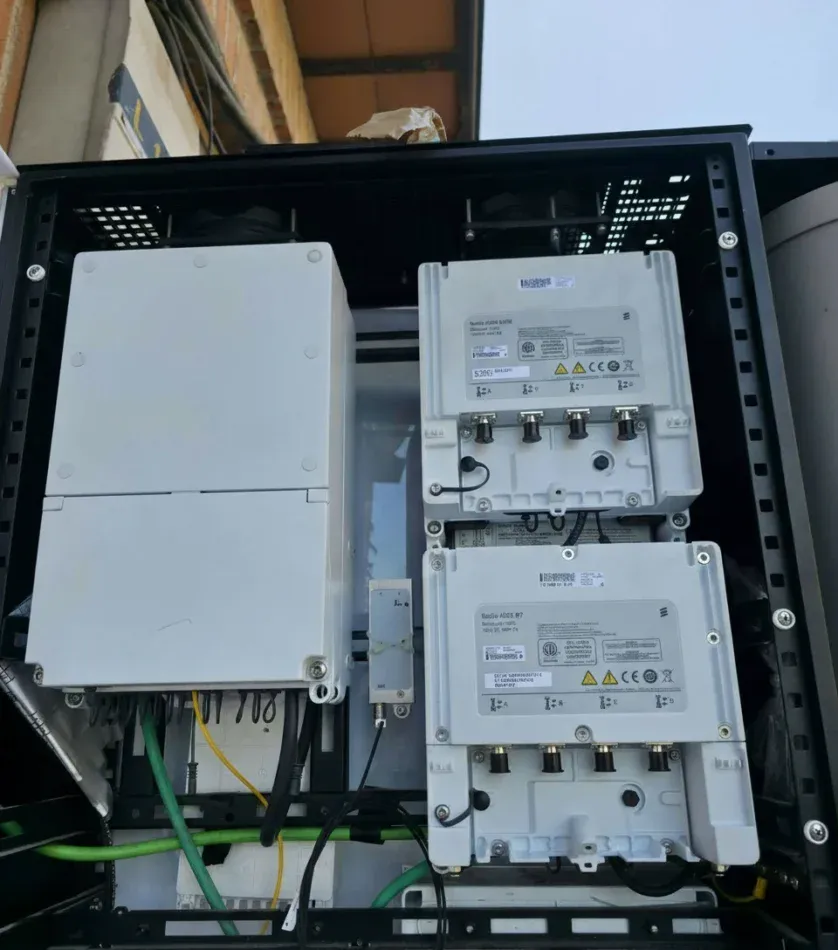 Antenă 4G și 5G în casetă luminoasă - montaj finalizat