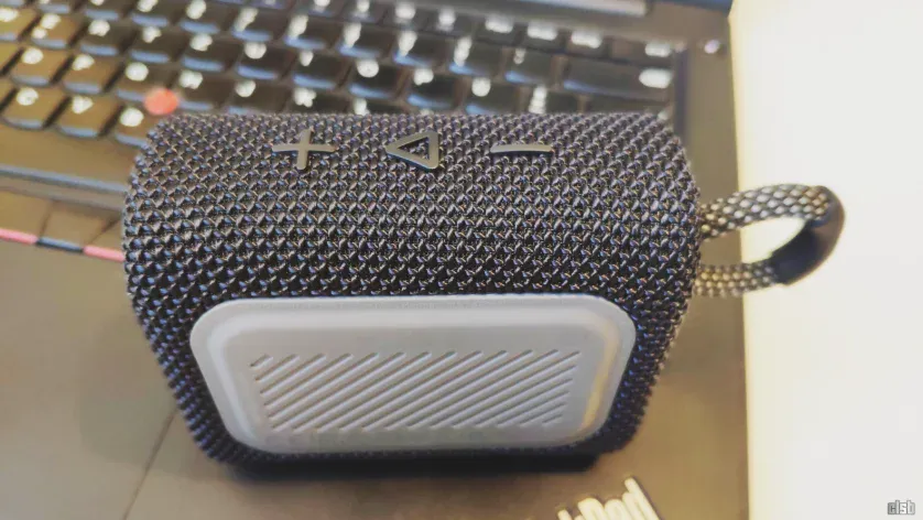 Boxă portabilă JBL Go 3 - butoane multimedia