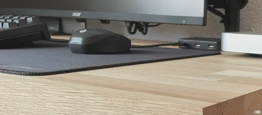cablurile HDMI și DisplayPort atârnă