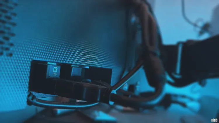 Coturi HDMI și DisplayPort montate la monitor