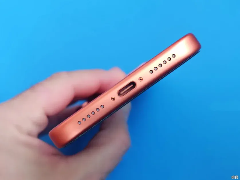 iPhone 17 Pro Max - partea inferioară