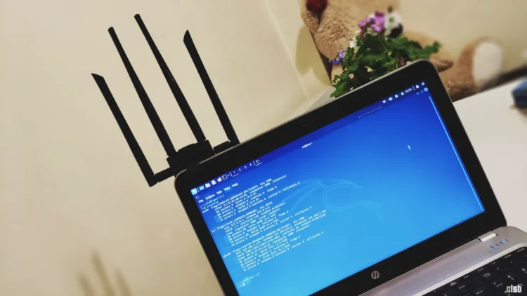 Laptop cu Kali Linux și adaptor wireless ALFA AWUS1900 montat de capac