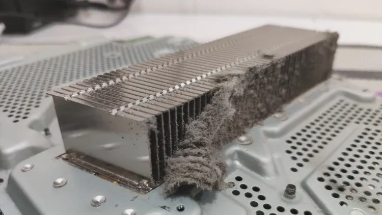 PlayStation 4 Slim - radiator plin de praf și scame