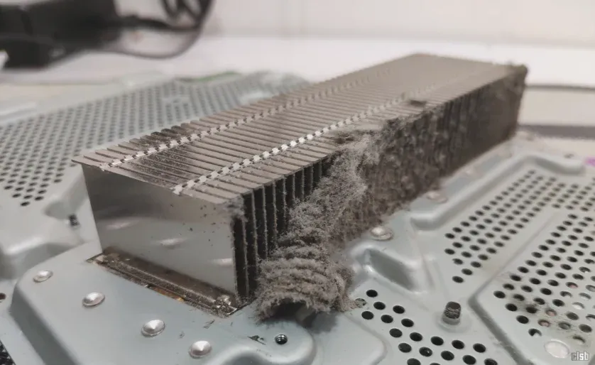 PlayStation 4 Slim - radiator plin de praf și scame
