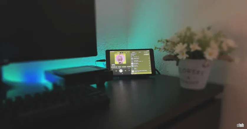 Tableta cu YouTube Music din birou