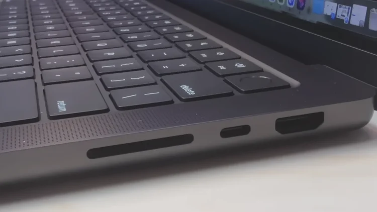 MacBook Pro - lateral dreapta