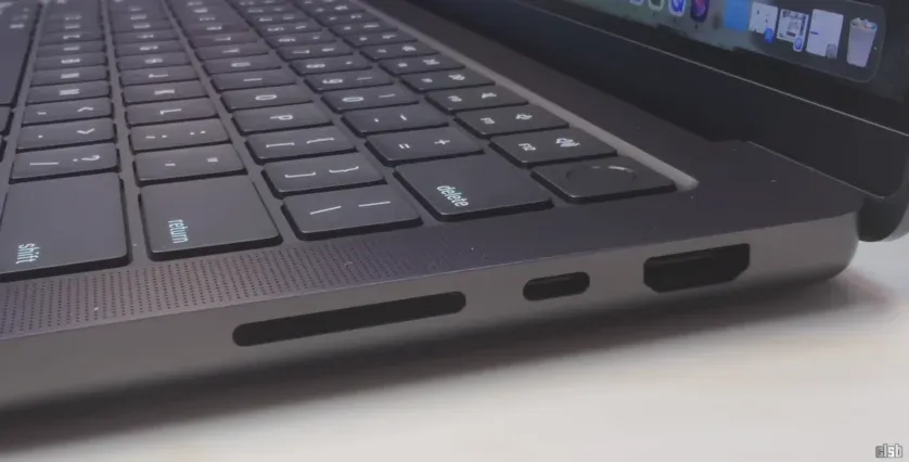 MacBook Pro - lateral dreapta