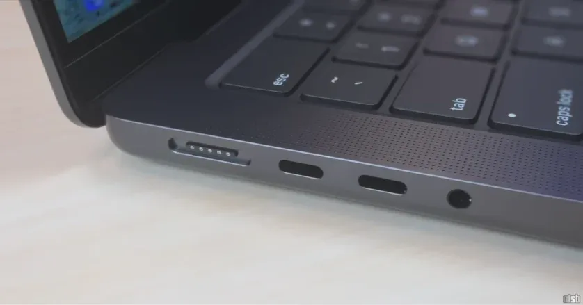 MacBook Pro M5 - lateral stanga