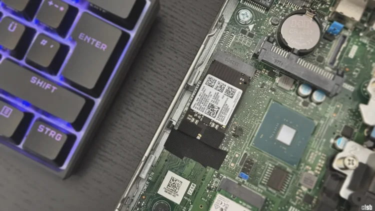 NVMe fizat cu bandă adezivă textilă