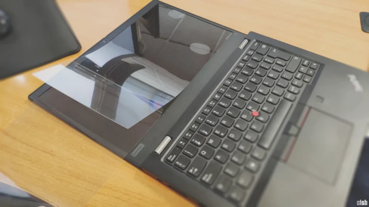 Aplicare folie de protecție pe ecranul laptopului