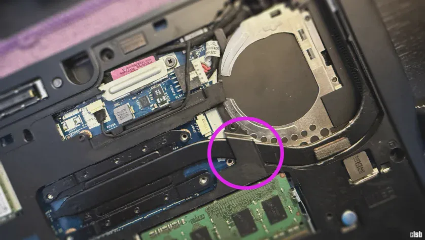 Heatsink blocat de șasiul laptopului