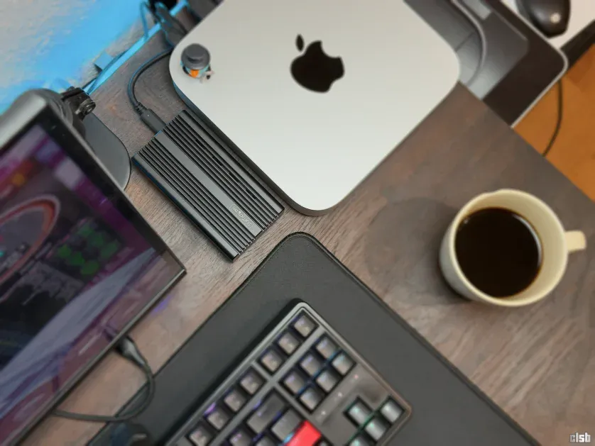 M2 NVMe Enclosure de 40Gbps USB-C și Thunderbolt 4