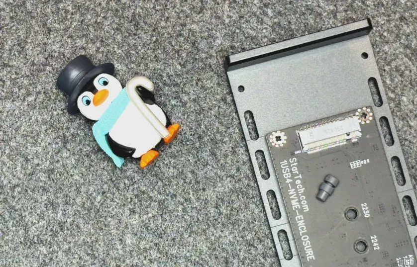 M2 NVMe Enclosure de 40Gbps USB-C și Thunderbolt 4 - fixare SSD