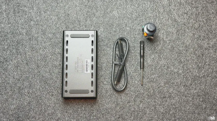 M2 NVMe Enclosure de 40Gbps USB-C și Thunderbolt 4 de la StarTech - capac inferior