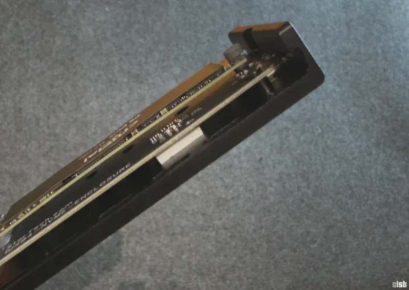 M2 NVMe Enclosure de 40Gbps USB-C și Thunderbolt 4 - thermal pad inferior