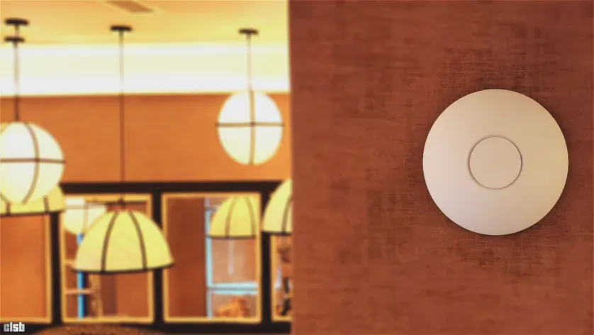 Unifi AP AC Pro montat pe perete