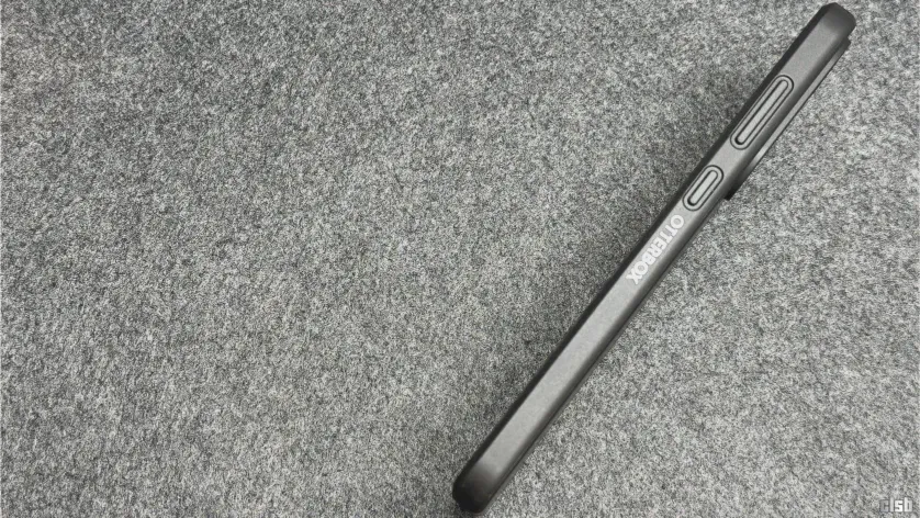 Husă pentru telefon de la Otterbox: lateral dreapta